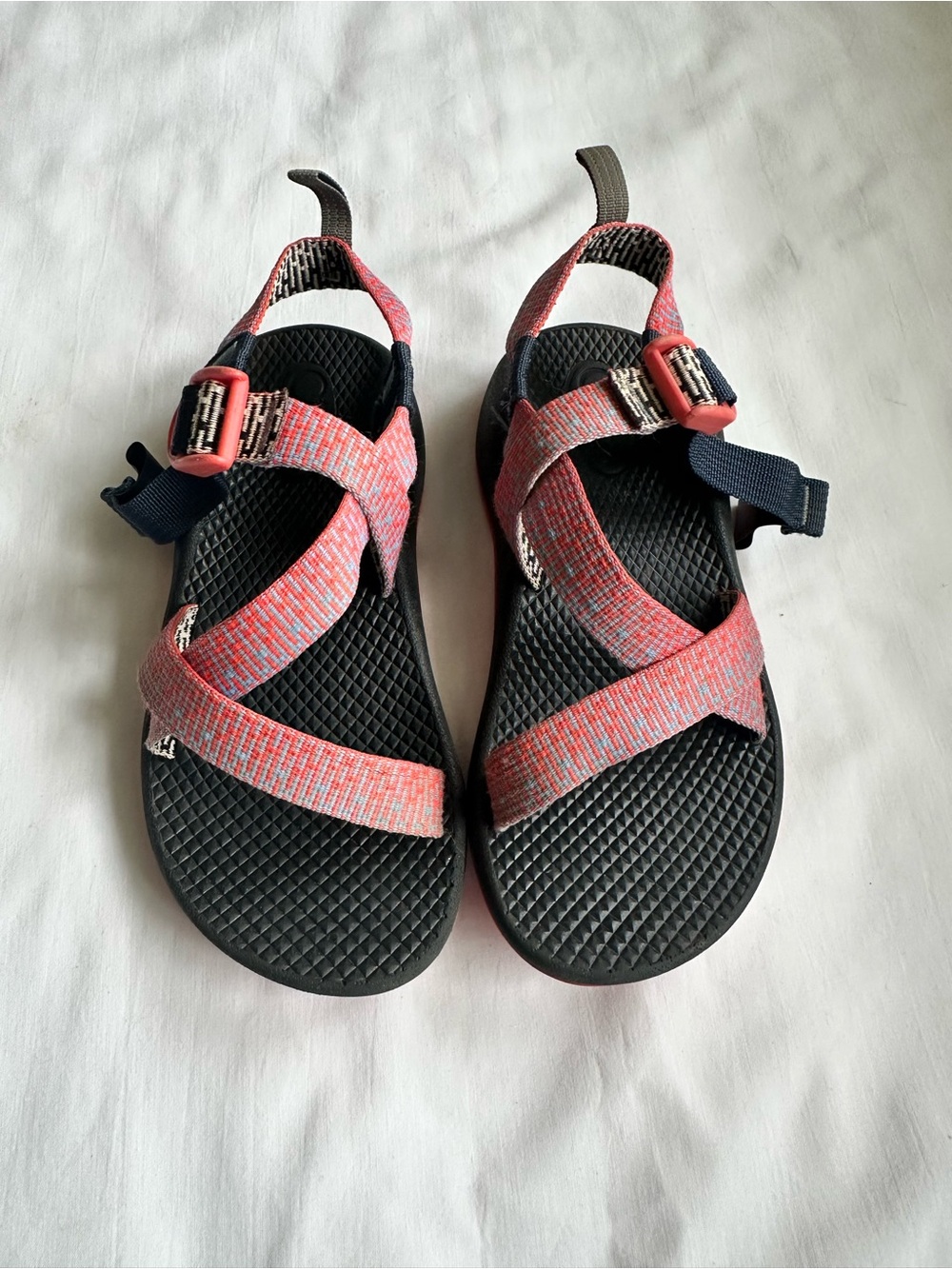 Kids Chaco Outdoor Strappy Sandals in Coral-Red and Black Sz 2